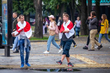 Minsk, Belarus, 23.08.2020. Halk cumhurbaşkanlığı seçimlerinden sonra ve Alexander Lukashenko rejimine karşı protestolar düzenliyor. Bayrakları elimizde tutuyoruz.