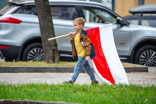 Minsk, Belarus, 23.08.2020. Halk cumhurbaşkanlığı seçimlerinden sonra ve Alexander Lukashenko rejimine karşı protestolar düzenliyor. Bayrakları elimizde tutuyoruz.
