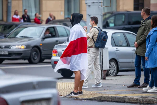 Minsk, Belarus, 23.08.2020. Halk cumhurbaşkanlığı seçimlerinden sonra ve Alexander Lukashenko rejimine karşı protestolar düzenliyor. Bayrakları elimizde tutuyoruz.