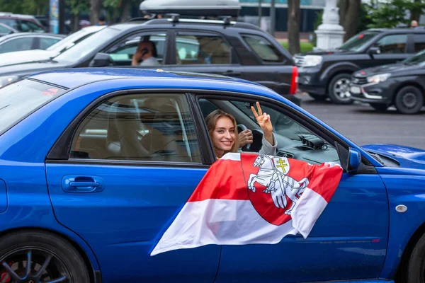 Minsk, Belarus, 23.08.2020. Halk cumhurbaşkanlığı seçimlerinden sonra ve Alexander Lukashenko rejimine karşı protestolar düzenliyor. Bayrakları elimizde tutuyoruz.