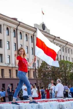 Minsk, Belarus - 30 Ağustos 2020. Beyaz Rusya 'da yapılan cumhurbaşkanlığı seçimlerinden sonra görevdeki hükümete karşı barışçıl protesto eylemleri. Bayrak tutan kız.