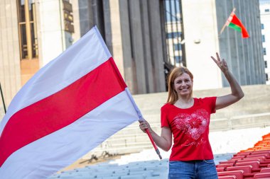 Minsk, Belarus - 30 Ağustos 2020. Beyaz Rusya 'da yapılan cumhurbaşkanlığı seçimlerinden sonra görevdeki hükümete karşı barışçıl protesto eylemleri. Bayrak tutan kız.