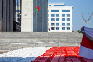 Minsk, Belarus, 30 Ağustos 2020. Beyaz-kırmızı-beyaz bayrak Beyaz Rusya 'daki barışçıl protestoların sembolü.