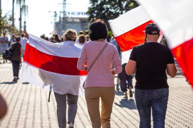 Minsk, Belarus - 30 Ağustos 2020. Beyaz Rusya 'da yapılan cumhurbaşkanlığı seçimlerinden sonra görevdeki hükümete karşı barışçıl protesto eylemleri. Bayrak tutan kız.