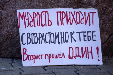 Minsk, Belarus, 30 Ağustos 2020. Halk cumhurbaşkanlığı seçimlerinden sonra protesto ediyor. Üzerinde yazı olan bir poster. Tercümesi: Bilgelik yaşla gelir. Ama yaşın tek başına geldi.