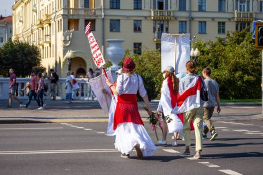 MINSK, BELARUS - 30 Ağustos 2020. Baskılara, şiddete ve cumhurbaşkanlığı seçim sonuçlarına karşı barışçıl protestolar