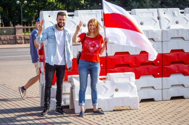 MINSK, BELARUS - 30 Ağustos 2020. Baskılara, şiddete ve cumhurbaşkanlığı seçim sonuçlarına karşı barışçıl protestolar. Bayrağı elimde tutuyorum..