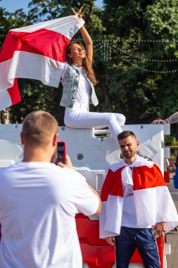 MINSK, BELARUS - 30 Ağustos 2020. Baskılara, şiddete ve cumhurbaşkanlığı seçim sonuçlarına karşı barışçıl protestolar. Bayrağı elimde tutuyorum..
