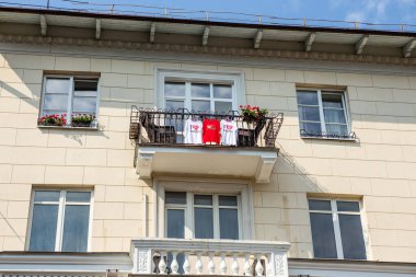 MINSK, BELARUS - 30 Ağustos 2020: Beyaz kırmızı gömlekler başkent merkezindeki balkonda