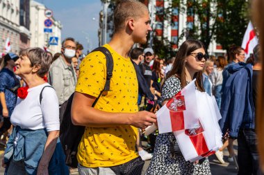 Minsk, Belarus, 30 Ağustos 2020. Başkanlık seçimlerinden sonra barışçıl protestolar. Bayrakları elimizde tutuyoruz.