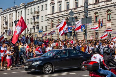 MINSK, BELARUS - 30 Ağustos 2020. Baskılara, şiddete ve cumhurbaşkanlığı seçim sonuçlarına karşı barışçıl protestolar