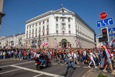 MINSK, BELARUS - 30 Ağustos 2020. Baskılara, şiddete ve cumhurbaşkanlığı seçim sonuçlarına karşı barışçıl protestolar