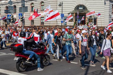 MINSK, BELARUS - 30 Ağustos 2020. Baskılara, şiddete ve cumhurbaşkanlığı seçim sonuçlarına karşı barışçıl protestolar