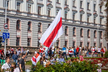 MINSK, BELARUS - 30 Ağustos 2020. Baskılara, şiddete ve cumhurbaşkanlığı seçim sonuçlarına karşı barışçıl protestolar