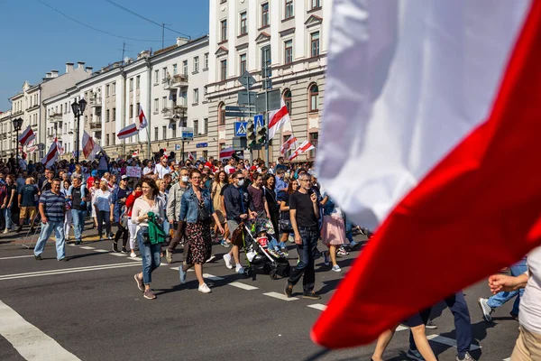 MINSK, BELARUS - 30 Ağustos 2020. Baskılara, şiddete ve cumhurbaşkanlığı seçim sonuçlarına karşı barışçıl protestolar
