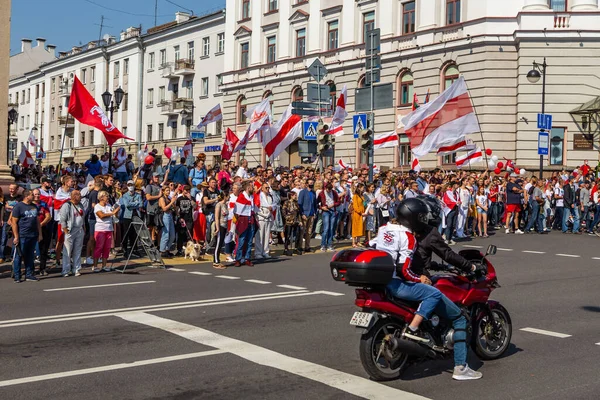 MINSK, BELARUS - 30 Ağustos 2020. Baskılara, şiddete ve cumhurbaşkanlığı seçim sonuçlarına karşı barışçıl protestolar