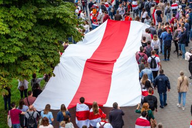 MINSK, BELARUS - 6 Eylül 2020. Baskılara, şiddete ve cumhurbaşkanlığı seçim sonuçlarına karşı barışçıl protestolar. 