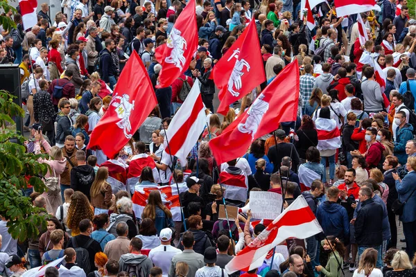 MINSK, BELARUS - 6 Eylül 2020. Baskılara, şiddete ve cumhurbaşkanlığı seçim sonuçlarına karşı barışçıl protestolar.