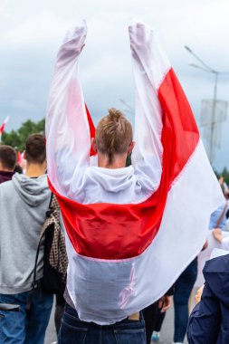 Minsk, Belarus, 6 Eylül 2020. Başkanlık seçimlerinden sonra barışçıl protestolar. Bayrakları elimizde tutuyoruz.
