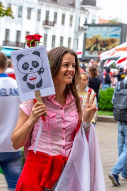 Minsk, Belarus, 6 Eylül 2020. Başkanlık seçimlerinden sonra barışçıl protestolar. Posteri elimde tutuyorum.. 