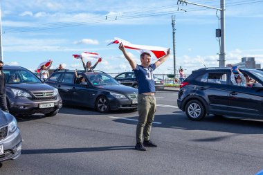 Minsk, Belarus, 13 Eylül 2020. Başkanlık seçimlerinden sonra barışçıl protestolar. Bayraklı insanlar otoyolu kapattı.