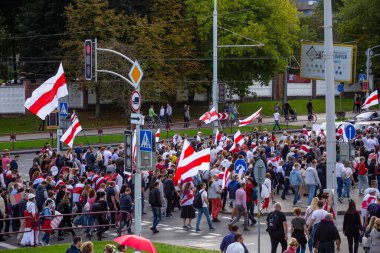 MINSK, BELARUS - 13 Eylül 2020. Baskılara, şiddete ve cumhurbaşkanlığı seçim sonuçlarına karşı barışçıl protestolar.