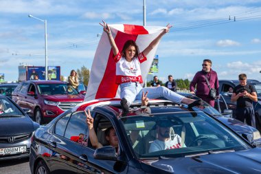 Minsk, Belarus, 13 Eylül 2020. Başkanlık seçimlerinden sonra barışçıl protestolar. Bayraklı insanlar otoyolu kapattı.