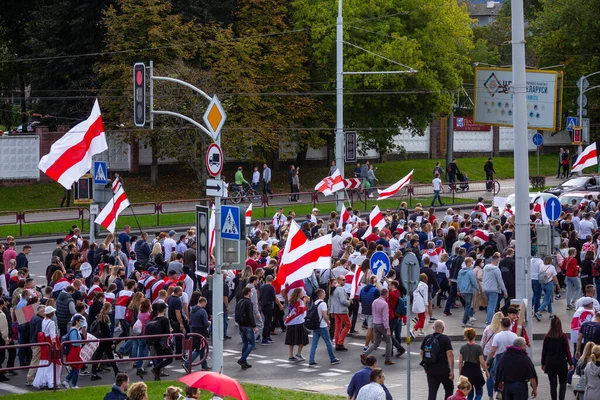 MINSK, BELARUS - 13 Eylül 2020. Baskılara, şiddete ve cumhurbaşkanlığı seçim sonuçlarına karşı barışçıl protestolar.
