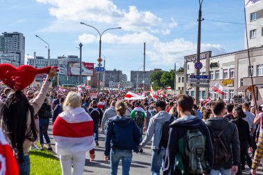 MINSK, BELARUS - 13 Eylül 2020. Baskılara, şiddete ve cumhurbaşkanlığı seçim sonuçlarına karşı barışçıl protestolar.