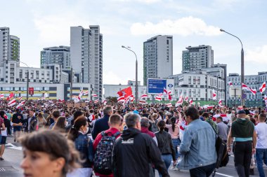 MINSK, BELARUS - 13 Eylül 2020. Baskılara, şiddete ve cumhurbaşkanlığı seçim sonuçlarına karşı barışçıl protestolar.