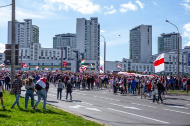 MINSK, BELARUS - 13 Eylül 2020. Baskılara, şiddete ve cumhurbaşkanlığı seçim sonuçlarına karşı barışçıl protestolar.