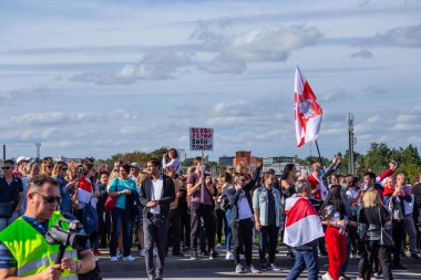 MINSK, BELARUS - 13 Eylül 2020. Baskılara, şiddete ve cumhurbaşkanlığı seçim sonuçlarına karşı barışçıl protestolar.
