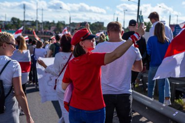 MINSK, BELARUS - 13 Eylül 2020. Baskılara, şiddete ve cumhurbaşkanlığı seçim sonuçlarına karşı barışçıl protestolar. Kadın selfi yapıyor..