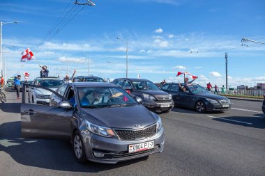 MINSK, BELARUS - 13 Eylül 2020. Baskılara, şiddete ve cumhurbaşkanlığı seçim sonuçlarına karşı barışçıl protestolar. Arabalar otoyolu kapattı.