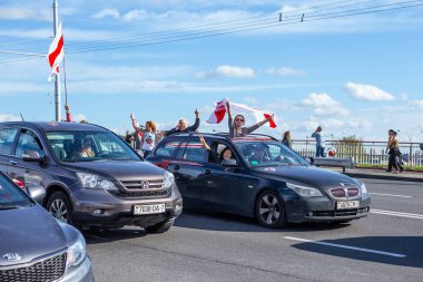 MINSK, BELARUS - 13 Eylül 2020. Baskılara, şiddete ve cumhurbaşkanlığı seçim sonuçlarına karşı barışçıl protestolar. Arabalar otoyolu kapattı..
