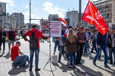 Minsk, Belarus, 13 Eylül 2020. Başkanlık seçimlerinden sonra barışçıl protestolar. Posteri elimde tutuyorum. Tercümeler: 