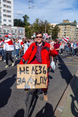 Minsk, Belarus, 13 Eylül 2020. Başkanlık seçimlerinden sonra barışçıl protestolar. Posteri elimde tutuyorum. Tercümesi: 