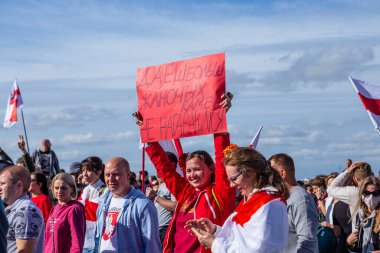 Minsk, Belarus, 13 Eylül 2020. Başkanlık seçimlerinden sonra barışçıl protestolar. Posteri elimde tutuyorum. Tercümesi: 