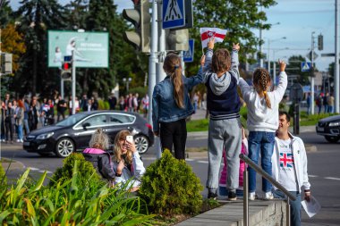 Minsk, Belarus, 13 Eylül 2020. Başkanlık seçimlerinden sonra barışçıl protestolar. Çocuklar protestocuları alkışlıyor.