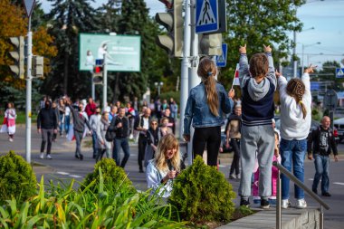 Minsk, Belarus, 13 Eylül 2020. Başkanlık seçimlerinden sonra barışçıl protestolar. Çocuklar protestocuları alkışlıyor.