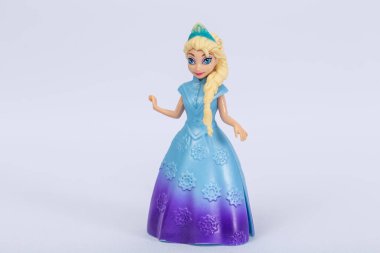 Minsk, Belarus, 8 Ekim 2020: Kar Kraliçesi Elsa, Walt Disney animasyon filmi Frozen 'dan ünlü bir karakter. Beyaz arkaplan.