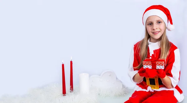 Portrait Fille Caucasienne Heureuse Dans Chapeau Père Noël Costume Noël — Photo