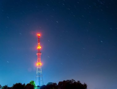 Gece radyo kulesi yıldızlı arka plan, kırmızı ışıklar, uzun pozlama