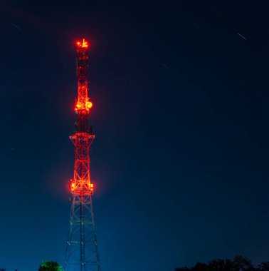 Gece radyo kulesi yıldızlı arka plan, kırmızı ışıklar, uzun pozlama