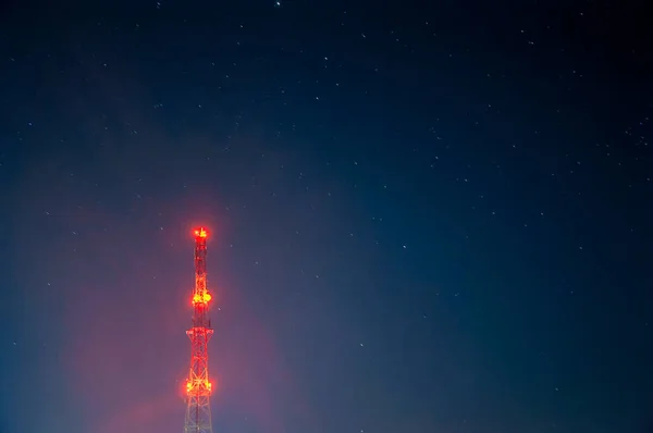 Torre Rádio Noite Estrelado Céu Fundo Luzes Vermelhas Exposição Longa — Fotografia de Stock