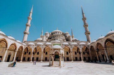 İstanbul 'daki Mavi Camiye Giriş (Sultan Ahmet Camii). Müslüman mimarisinin mimari öğesi. Kubbe, kemer ve minarelerin görüntüsü.