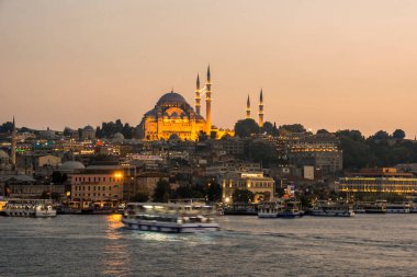 Günbatımı İstanbul, Türkiye 'de Süleyman Camii (Osmanlı İmparatorluğu Camii) ile birlikte. İstanbul 'daki Galata Köprüsü' nden görüntü. görünüm istanbul