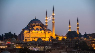 Günbatımı İstanbul, Türkiye 'de Süleyman Camii (Osmanlı İmparatorluğu Camii) ile birlikte. İstanbul 'daki Galata Köprüsü' nden görüntü. görünüm istanbul