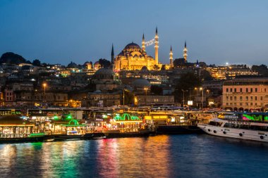 İstanbul, Türkiye 'de Süleyman Camii (Osmanlı İmparatorluğu Camii) ile gece. İstanbul 'daki Galata Köprüsü' nden görüntü. gün batımı