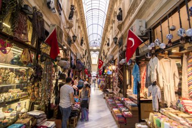 İstanbul 'da kimliği belirsiz insanlarla Kapalı Çarşı. Dünyanın en büyük ve en eski kapalı pazarlarından biri. İstanbul